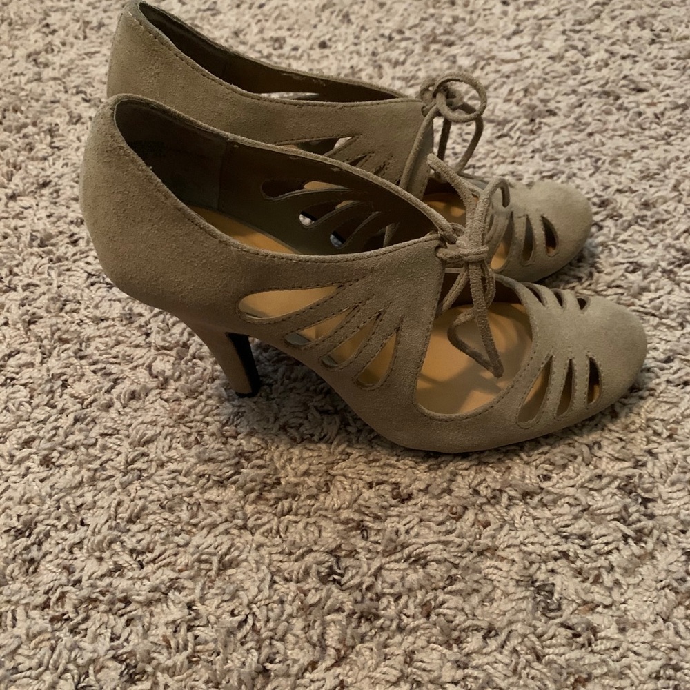 Heels - Picture 2 of 5